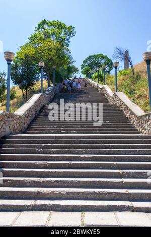 Kerch, Russland - 13. August 2019: Touristen gehen an einem Sommertag die Steintreppe vom Berg Mithridates hoch und runter Stockfoto