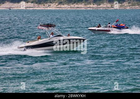 Schnellboote auf Canyon Lake, Stausee in Hill Country, Texas, USA Stockfoto