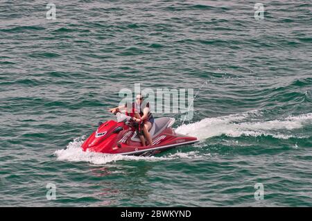 Frau und Kind fahren ein persönliches Wasserfahrzeug (PWC), auch als Wasserroller, auf Canyon Lake, künstliche Reservoir in Hill Country, Texas, USA Stockfoto