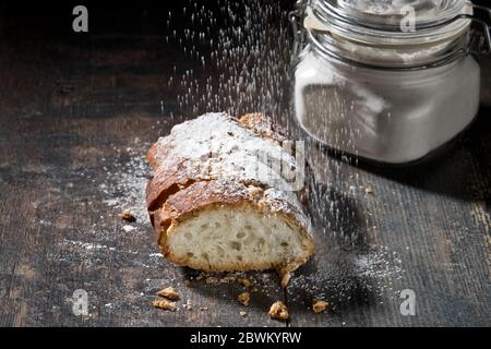 Brot wird normalerweise durch Backen eines Teigs zubereitet, der hauptsächlich aus Getreidemehl, Wasser und Salz hergestellt wird. Die Mischung, in den meisten Fällen, enthält in der Regel Hefen so tha Stockfoto