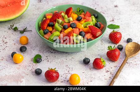 Grüner Obstsalat mit Beeren und Wassermelone Stockfoto