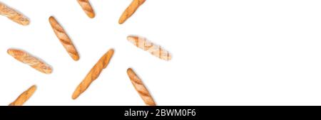 Muster mit frischem Brot Baguette Laib isoliert auf weiß. Flach liegend, Draufsicht. Banner mit Kopierbereich Stockfoto