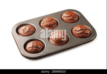 Leckere hausgemachte Schokoladenmuffins in Backform auf weißem Hintergrund isoliert Stockfoto