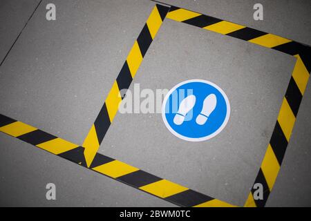 Soziale Distanzierung markiert auf dem Boden des Hauptsitz für Recht und General in London, wenn ihre Mitarbeiter wieder an die Arbeit zurückkehren. Stockfoto