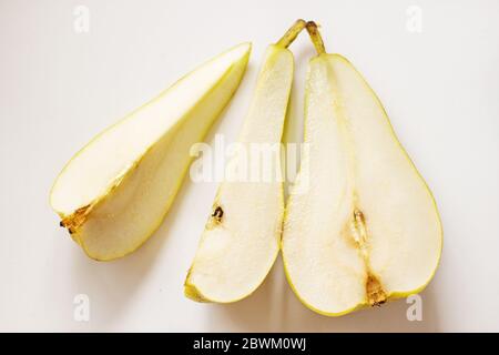 Appetitlich saftige grüne Birne in drei Teile geschnitten Stockfoto