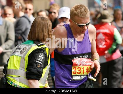 Läufer, die beim London Marathon in den letzten Etappen des Rennens 2011 leiden Stockfoto