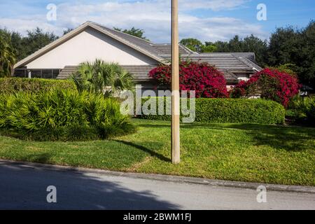 Eine ruhige Straßenszene in der Pelican Beach Gegend von Naples, Florida. Stockfoto