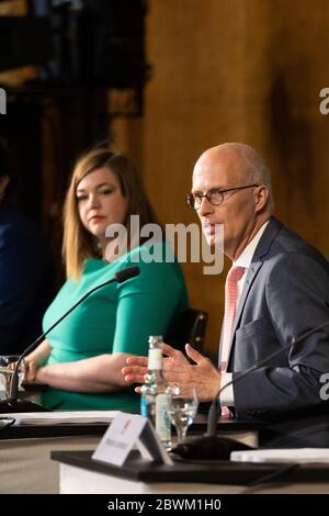 Hamburg, Deutschland. Juni 2020. Peter Tschentscher (SPD, r), erster Bürgermeister von Hamburg, und Katharina Fegebank (Bündnis 90/die Grünen), zweite Bürgermeisterin und Senatorin für Wissenschaft, Forschung und Chancengleichheit, bei der Präsentation des Koalitionsvertrages im Großen Ballsaal des Rathauses. Kredit: Christian Charisius/dpa/Alamy Live News Stockfoto