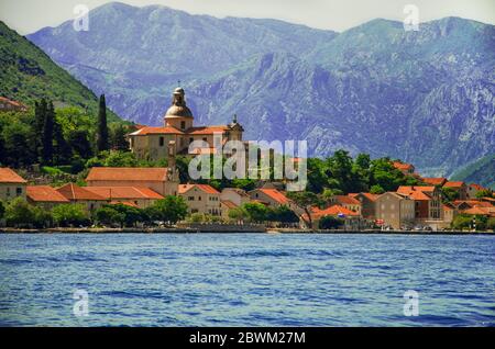 Blick auf die historische Stadt Perast an der berühmten Bucht von Kotor an einem schönen sonnigen Tag mit blauem Himmel und Wolken im Sommer, Montenegro, Südeuropa. Stockfoto