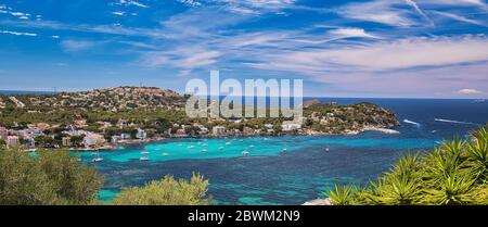 Panoramabild Küste von Santa Ponsa Stadt im Südwesten der Insel Mallorca. Das Hotel liegt in der Gemeinde Calvia, Yachten, Spanien Stockfoto