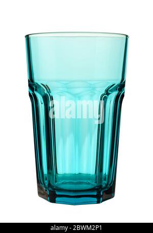 Leeres facettiertes aquamarinfarbenes Glas isoliert auf weißem Hintergrund Stockfoto