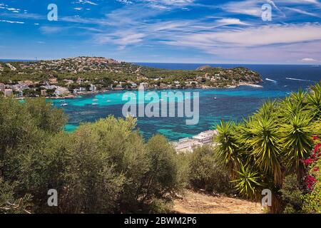 Panoramabild Küste von Santa Ponsa Stadt im Südwesten der Insel Mallorca. Das Hotel liegt in der Gemeinde Calvia, vertäute Yachten. Spanien Stockfoto