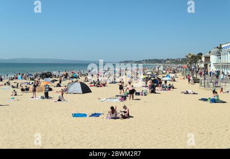 Bournemouth, Dorset / UK - Mai 30 2020: Sonnenanbeter strömen nach Bournemouth, da die Sperrbeschränkungen gelockert werden. Stockfoto