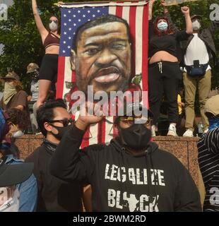 Los Angeles, Usa. Juni 2020. Eine Gruppe von Demonstranten versammelt sich vor dem Bundesgebäude im Westwood-Teil von Los Angeles, um friedlich gegen die Ermordung von George Floyd am Memorial Day in Los Angeles am Montag, dem 1. Juni 2020, zu protestieren. Friedliche Proteste in Hollywood und Van Nuys wurden getrübt, als Dutzende Plünderer, von denen viele nicht mit den Demonstrationen verbunden zu sein schienen, in der Nähe Geschäfte überfielen. Foto von Jim Ruymen/UPI Quelle: UPI/Alamy Live News Stockfoto