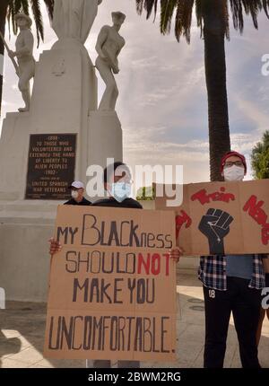 Los Angeles, Usa. Juni 2020. Eine Gruppe von Demonstranten versammelt sich vor dem Bundesgebäude im Westwood-Teil von Los Angeles, um friedlich gegen die Ermordung von George Floyd am Memorial Day in Los Angeles am Montag, dem 1. Juni 2020, zu protestieren. Friedliche Proteste in Hollywood und Van Nuys wurden getrübt, als Dutzende Plünderer, von denen viele nicht mit den Demonstrationen verbunden zu sein schienen, in der Nähe Geschäfte überfielen. Foto von Jim Ruymen/UPI Quelle: UPI/Alamy Live News Stockfoto