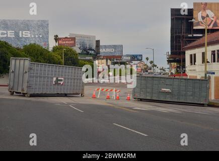 Los Angeles, Usa. Juni 2020. Zwei große Metallcontainer blockieren den Zugang zum berühmten Sunset Strip, um weitere Vandalismus und Plünderungen in West Hollywood am Montag, den 1. Juni 2020, zu verhindern. Präsident Trump am Montag nannte Gouverneure schwach und drängte sie, "zu "benennen", um weitere gewalttätige Demonstrationen nach dem Tod von George Floyd zu verhindern, ein schwarzer Mann in Minneapolis, der starb, nachdem ein weißer Polizist auf seinem Hals kniete. Foto von Jim Ruymen/UPI Quelle: UPI/Alamy Live News Stockfoto