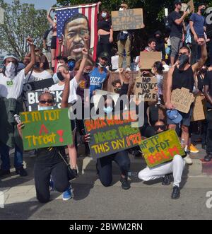 Los Angeles, Usa. Juni 2020. Eine Gruppe von Demonstranten versammelt sich vor dem Bundesgebäude im Westwood-Teil von Los Angeles, um friedlich gegen die Ermordung von George Floyd am Memorial Day in Los Angeles am Montag, dem 1. Juni 2020, zu protestieren. Friedliche Proteste in Hollywood und Van Nuys wurden getrübt, als Dutzende Plünderer, von denen viele nicht mit den Demonstrationen verbunden zu sein schienen, in der Nähe Geschäfte überfielen. Foto von Jim Ruymen/UPI Quelle: UPI/Alamy Live News Stockfoto