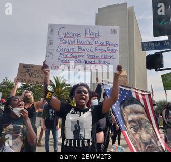 Los Angeles, Usa. Juni 2020. Eine Gruppe von Demonstranten versammelt sich vor dem Bundesgebäude im Westwood-Teil von Los Angeles, um friedlich gegen die Ermordung von George Floyd am Memorial Day in Los Angeles am Montag, dem 1. Juni 2020, zu protestieren. Friedliche Proteste in Hollywood und Van Nuys wurden getrübt, als Dutzende Plünderer, von denen viele nicht mit den Demonstrationen verbunden zu sein schienen, in der Nähe Geschäfte überfielen. Foto von Jim Ruymen/UPI Quelle: UPI/Alamy Live News Stockfoto