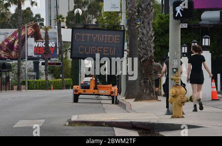 Los Angeles, Usa. Juni 2020. Der berühmte Sunset Strip ist verlassen, nachdem die Behörden am Montag, den 1. Juni 2020, den Zugang in West Hollywood blockiert haben. Die Behörden stellten zwei große Metallbehälter über den Streifen, um den Zugang zum Bereich zu blockieren und weitere Vandalismus und Plünderungen zu verhindern. Präsident Trump am Montag nannte Gouverneure schwach und drängte sie, "zu "benennen", um weitere gewalttätige Demonstrationen nach dem Tod von George Floyd zu verhindern, ein schwarzer Mann in Minneapolis, der starb, nachdem ein weißer Polizist auf seinem Hals kniete. Foto von Jim Ruymen/UPI Quelle: UPI/Alamy Live News Stockfoto