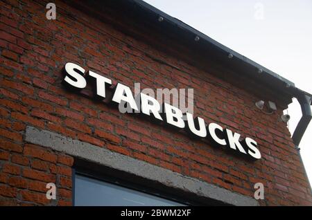 Moskau, Russland - 28. Juli 2018: Starbucks Coffee Shop berühmte Filialen in Moskau. Logo Starbucks Schild auf einer Ziegelwand Nahaufnahme. Stockfoto