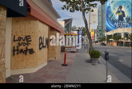 Los Angeles, Usa. Juni 2020. Der berühmte Sunset Strip ist verlassen, nachdem die Behörden am Montag, den 1. Juni 2020, den Zugang in West Hollywood blockiert haben. Die Behörden stellten zwei große Metallbehälter über den Streifen, um den Zugang zum Bereich zu blockieren und weitere Vandalismus und Plünderungen zu verhindern. Präsident Trump am Montag nannte Gouverneure schwach und drängte sie, "zu "benennen", um weitere gewalttätige Demonstrationen nach dem Tod von George Floyd zu verhindern, ein schwarzer Mann in Minneapolis, der starb, nachdem ein weißer Polizist auf seinem Hals kniete. Foto von Jim Ruymen/UPI Quelle: UPI/Alamy Live News Stockfoto