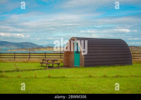 Camping Pod und Picknicktisch auf einem Rasenfeld auf einem Campingplatz am Meer in Schottland Stockfoto