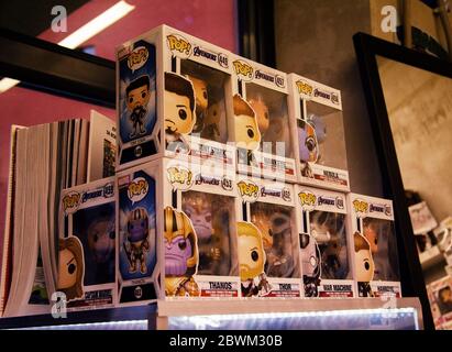 Moskau, Russland - 27. Juli 2019: Funko POP! Avengers Spielzeug auf dem Display zum Verkauf im Geschäft. Stockfoto