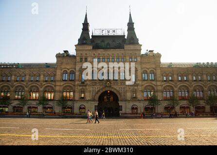 Moskau Russland - 27. Juni 2019 - Fassade von GUM (State Department Store) in der Kitay-gorod Teil von Moskau gegenüber dem Roten Platz in Russland. Große Einkaufsmöglichkeiten m Stockfoto