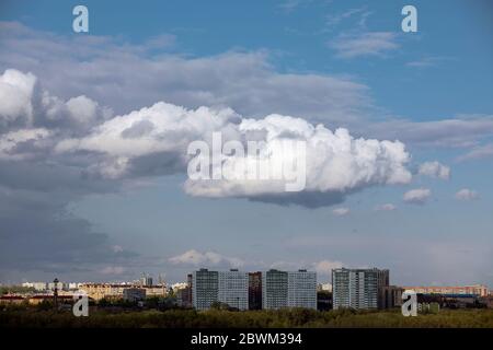 Blick auf neu gebaute Wohnanlage. Bau von Wohnhäusern in Mikrobezirken. Stockfoto