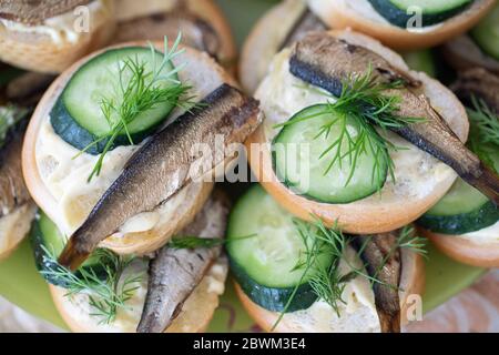 Nahaufnahme von Fisch-Sandwiches mit Sprossen, Gurke und Dill. Draufsicht, flaches Lay Stockfoto