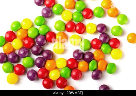 Bunte Bonbons isoliert auf weißem Hintergrund Stockfoto