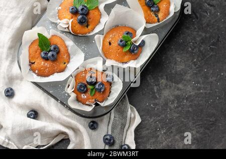 Heidelbeer hausgemachte Muffins mit Beeren auf einem Tisch Stockfoto