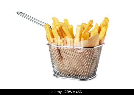 Pommes frites in Papier in Metallkorb isoliert auf weißem Hintergrund Stockfoto