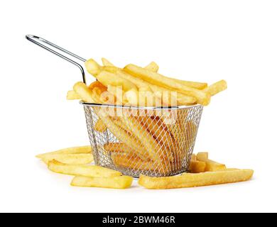 Pommes frites in Metallkorb isoliert auf weißem Hintergrund Stockfoto