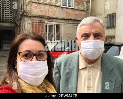 Tirana.Albanien.Mai 2020: Vater und Tochter tragen Schutzmaske. Stockfoto