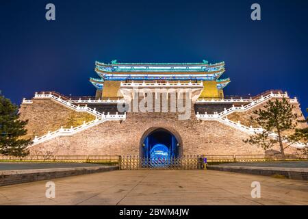 PEKING, CHINA - 21. NOVEMBER: Dies ist eine Nacht Blick auf das Zhengyangmen Tor, ein altes Tor außerhalb der Qianmen Straße am 21. November 2019 in Peking Stockfoto