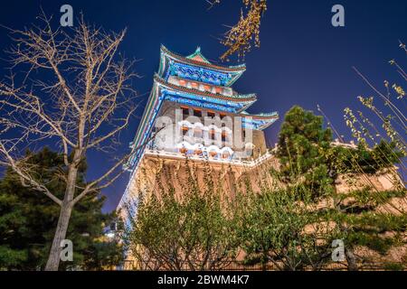 PEKING, CHINA - NOVEMBER 21: Nacht Blick auf traditionelle Architektur des Zhengyangmen-Tores, ein berühmtes historisches Tor am 21. November 2019 in Peking Stockfoto