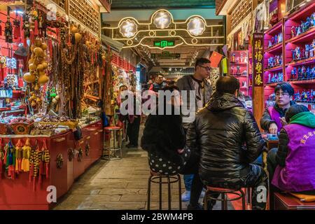 PEKING, CHINA - NOVEMBER 21: Dies ist ein Markt mit Händlern, die traditionelle chinesische Souvenirs und Waren in der Qianmen Straße am 21. November 2019 in Stockfoto
