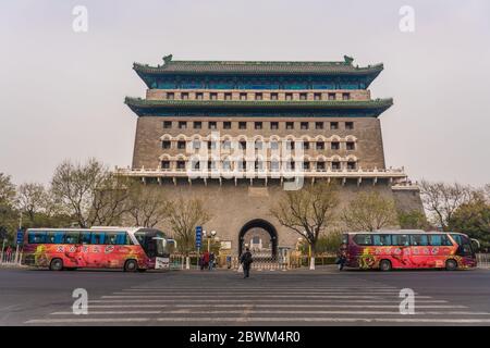 PEKING, CHINA - NOVEMBER 22: Dies ist ein Blick auf Zhengyangmen Tor, ein historisches Wahrzeichen außerhalb Qianmen Straße am 22. November 2019 in Peking Stockfoto