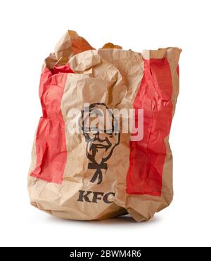 Moskau, Russland. 15.12.2019. Kentucky Fried Chicken zerknitterte Papiertüte isoliert auf einem weißen Hintergrund. KFC ist eine Fast-Food-Restaurantkette mit Hauptsitz Stockfoto