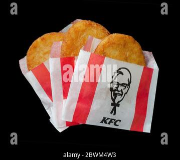 Russland, Moskau - 21. Januar 2019: Die leckeren Kartoffeln des KFC werden bis zu goldenen und knusprigen Rösti in der Verpackung auf schwarzem Hintergrund gebraten Stockfoto