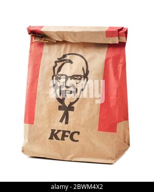 Moskau, Russland. 12.26.2019. Kentucky Fried Chicken Papiertüte isoliert auf einem weißen Hintergrund. KFC ist eine Fast-Food-Restaurantkette mit Hauptsitz in Unit Stockfoto