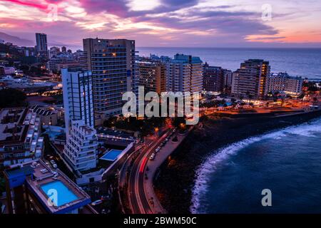 Lebendiger Himmel und Sonnenuntergang über der Stadt Puerto de la Cruz im Norden von Teneriffa Kanarische Inseln Stockfoto