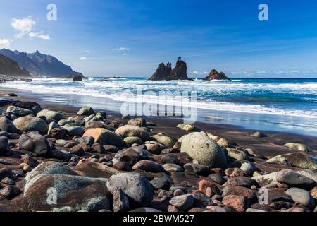 Nach einer langen Wanderung entspannen Sie am Strand Benijo im Norden Teneriffas im Schatten der Anaga-Berge Stockfoto