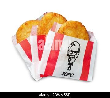 Russland, Moskau - 21. Januar 2019: Die leckeren Kartoffeln des KFC werden bis zu goldenen und knusprigen Rösti in einer auf weißem Rücken isolierten Verpackung gebraten Stockfoto