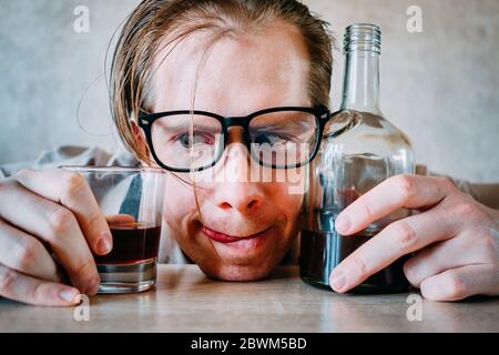 Haustrunkkonzept - Mann mit Flasche und Glas Stockfoto