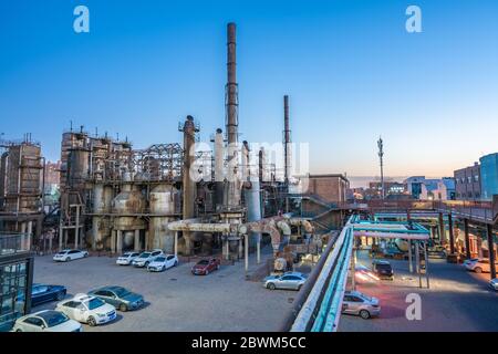 PEKING, CHINA - NOVEMBER 27: Dies ist ein Abendansicht von Industriefabriken in der 798 Art Zone am 27. November 2019 in Peking Stockfoto