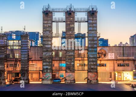 PEKING, CHINA - NOVEMBER 24: Blick auf Industriegebäude in der 798 Art Zone, einem berühmten Viertel und beliebtes Reiseziel am 24. November 2019 Stockfoto