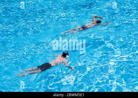 Hamburg, Deutschland. Juni 2020. Besucher schwimmen im Freibad Marienhöhe. Bei strahlendem Sonnenschein und Temperaturen um die 26 Grad Celsius waren die Freibäder Hamburgs am ersten Eröffnungstag gut besucht. (Zu dpa 'Hamburger Freibäder gut besucht an ihrem ersten Tag') Quelle: Daniel Bockwoldt/dpa/Alamy Live News Stockfoto