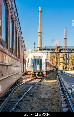 PEKING, CHINA - NOVEMBER 25: Altes Bahnbahndepot in der 798 Art Zone, einem beliebten Touristenziel am 25. November 2019 in Peking Stockfoto